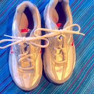 NIKE shoes size 7 wmns